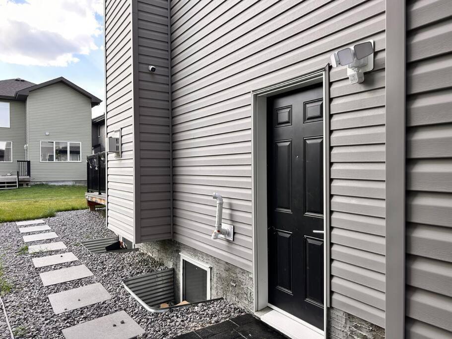 Modern Luxurious Suite With Separate Side-Entry Edmonton Exterior photo