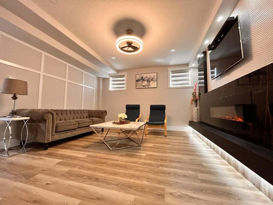 Modern Luxurious Suite With Separate Side-Entry Edmonton Exterior photo